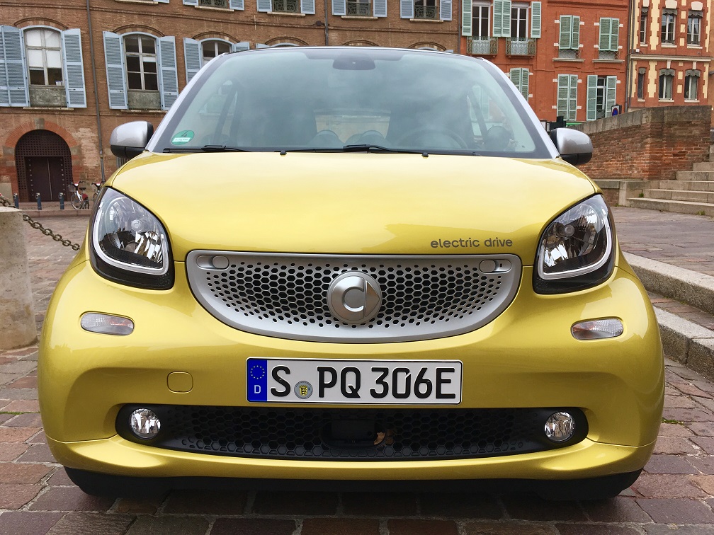 De Smart-modellen zijn er nu ook als Electric Drive. Hoe ver komen de auto's in de praktijk? AutoVandaag zocht het uit met een rijtest in Toulouse.