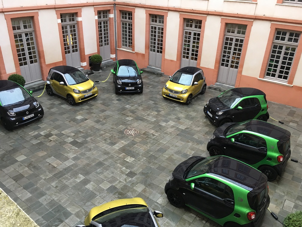 De Smart-modellen zijn er nu ook als Electric Drive. Hoe ver komen de auto's in de praktijk? AutoVandaag zocht het uit met een rijtest in Toulouse.