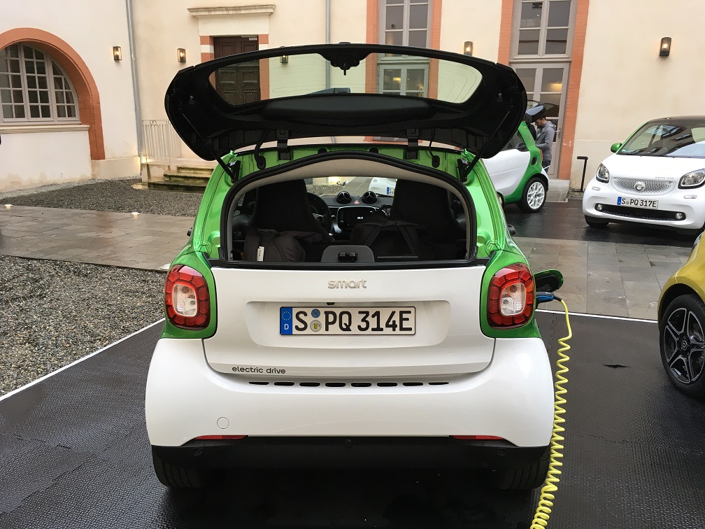 De Smart-modellen zijn er nu ook als Electric Drive. Hoe ver komen de auto's in de praktijk? AutoVandaag zocht het uit met een rijtest in Toulouse.