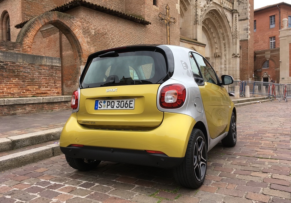De Smart-modellen zijn er nu ook als Electric Drive. Hoe ver komen de auto's in de praktijk? AutoVandaag zocht het uit met een rijtest in Toulouse.