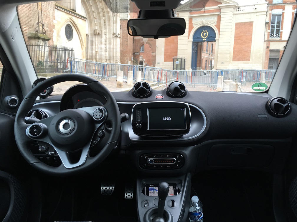 De Smart-modellen zijn er nu ook als Electric Drive. Hoe ver komen de auto's in de praktijk? AutoVandaag zocht het uit met een rijtest in Toulouse.