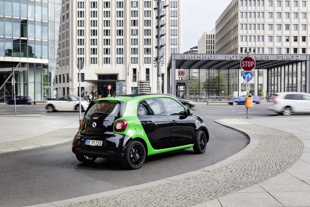 Smart heeft de standaarduitrusting van de Electric Drive-modellen bekendgemaakt. De elektrische Smart is vanaf nu te bestellen en daarmee zijn ook de prijzen bekend.