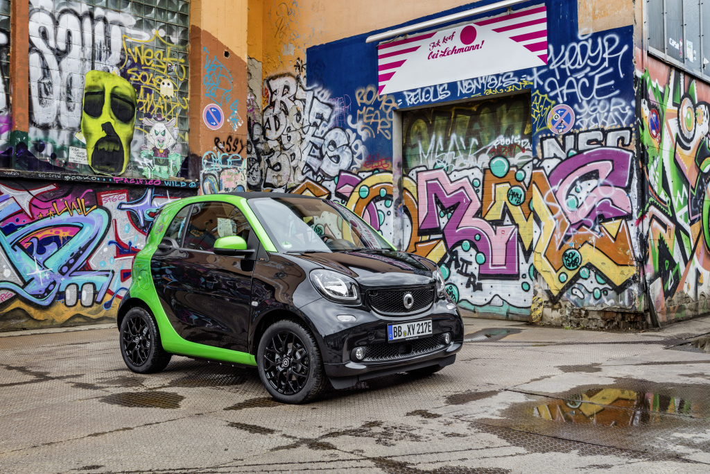 Smart heeft de standaarduitrusting van de Electric Drive-modellen bekendgemaakt. De elektrische Smart is vanaf nu te bestellen en daarmee zijn ook de prijzen bekend.
