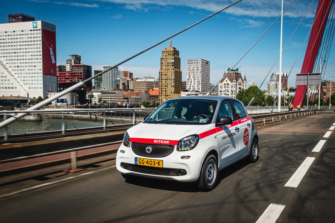 De Witkar is terug in Nederland. De stad Rotterdam omarmt 50 exemplaren van de smart forfour voor freefloating autoverhuur in het centrum van de Havenstad.