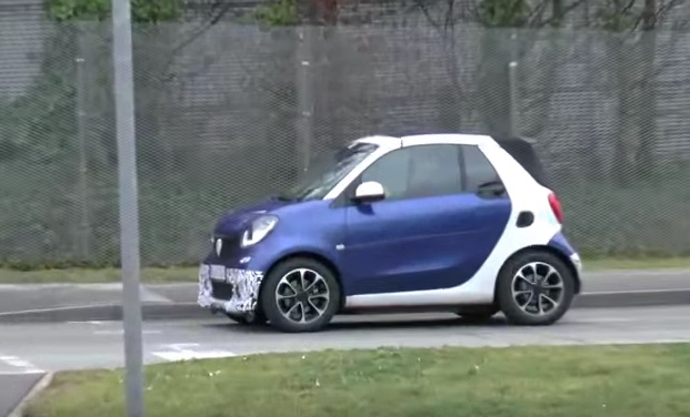 Smart fortwo BRABUS 453 spy video op de openbare weg. De BRABUS-versie van de nieuwe fortwo komt in 2016 op de markt.