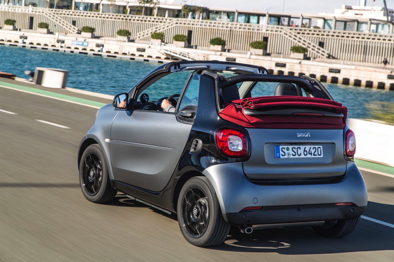 Prijzen en uitvoeringen smart fortwo cabrio bekend. De fortwo cabriolet is er vanaf 16.995 euro met standaard twinamic automaat.