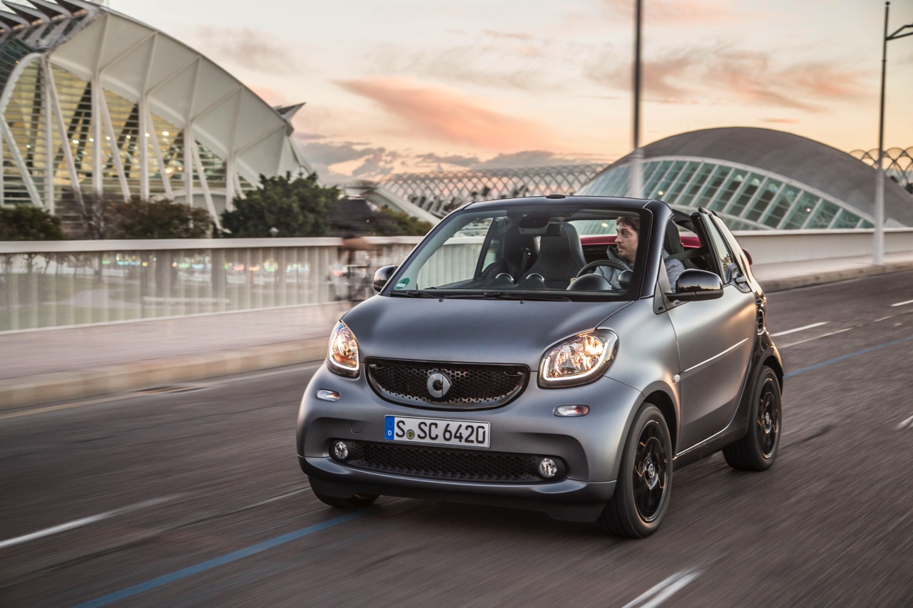 Prijzen en uitvoeringen smart fortwo cabrio bekend. De fortwo cabriolet is er vanaf 16.995 euro met standaard twinamic automaat.