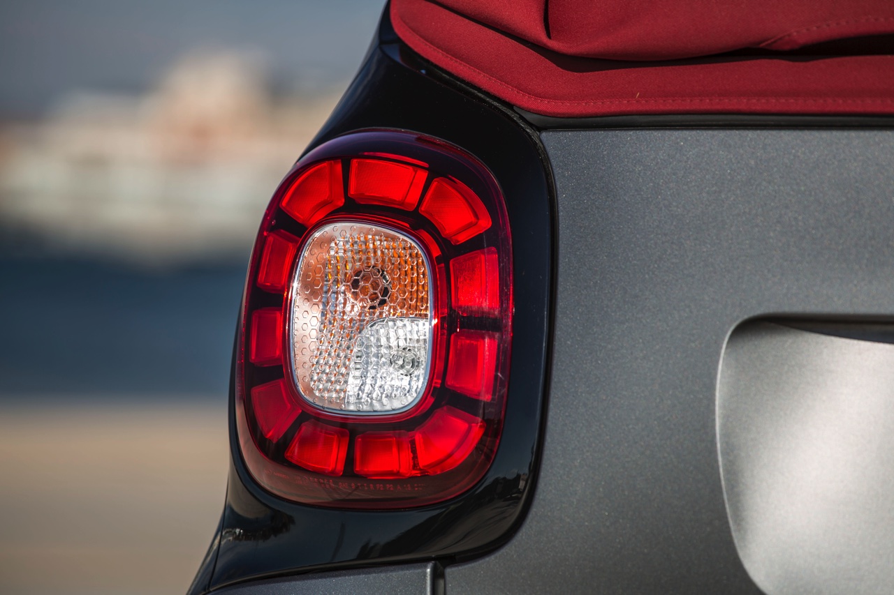 Prijzen en uitvoeringen smart fortwo cabrio bekend. De fortwo cabriolet is er vanaf 16.995 euro met standaard twinamic automaat.