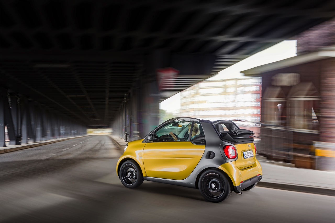 De nieuwe smart fortwo cabrio is een feit en gebouwd volgens het vertrouwde recept met stoffen dak en dakbalken.