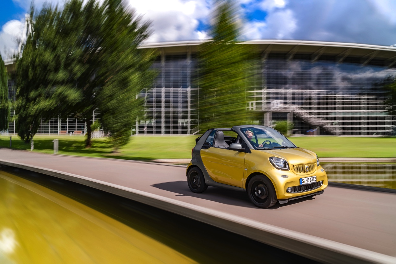 De nieuwe smart fortwo cabrio is een feit en gebouwd volgens het vertrouwde recept met stoffen dak en dakbalken.