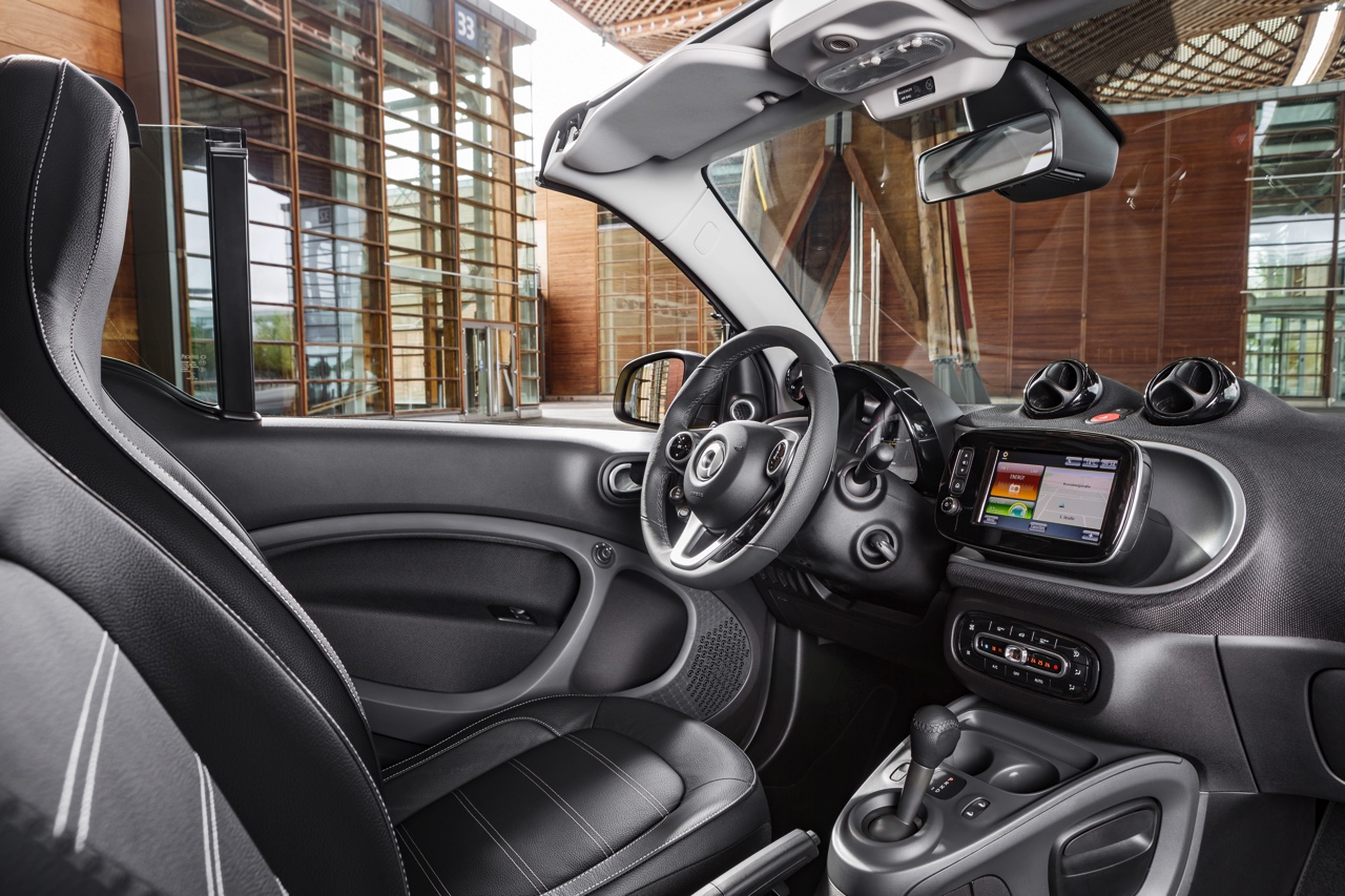 De nieuwe smart fortwo cabrio is een feit en gebouwd volgens het vertrouwde recept met stoffen dak en dakbalken.