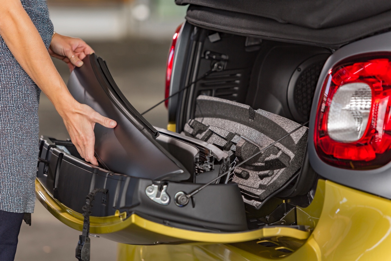 De nieuwe smart fortwo cabrio is een feit en gebouwd volgens het vertrouwde recept met stoffen dak en dakbalken.