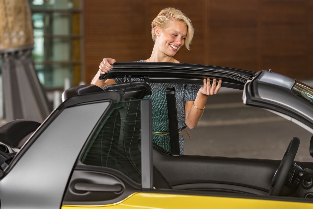 De nieuwe smart fortwo cabrio is een feit en gebouwd volgens het vertrouwde recept met stoffen dak en dakbalken.