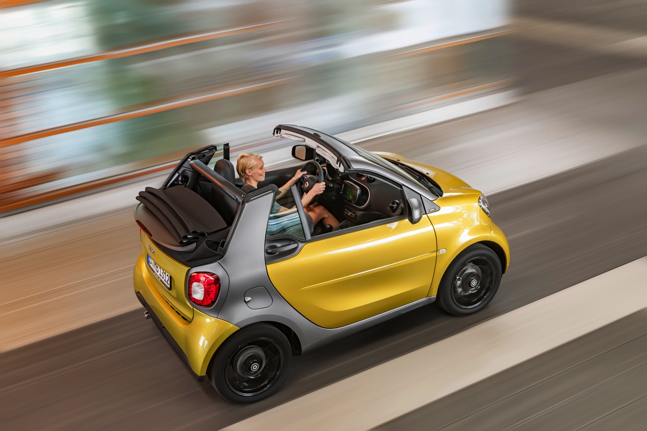 De nieuwe smart fortwo cabrio is een feit en gebouwd volgens het vertrouwde recept met stoffen dak en dakbalken.