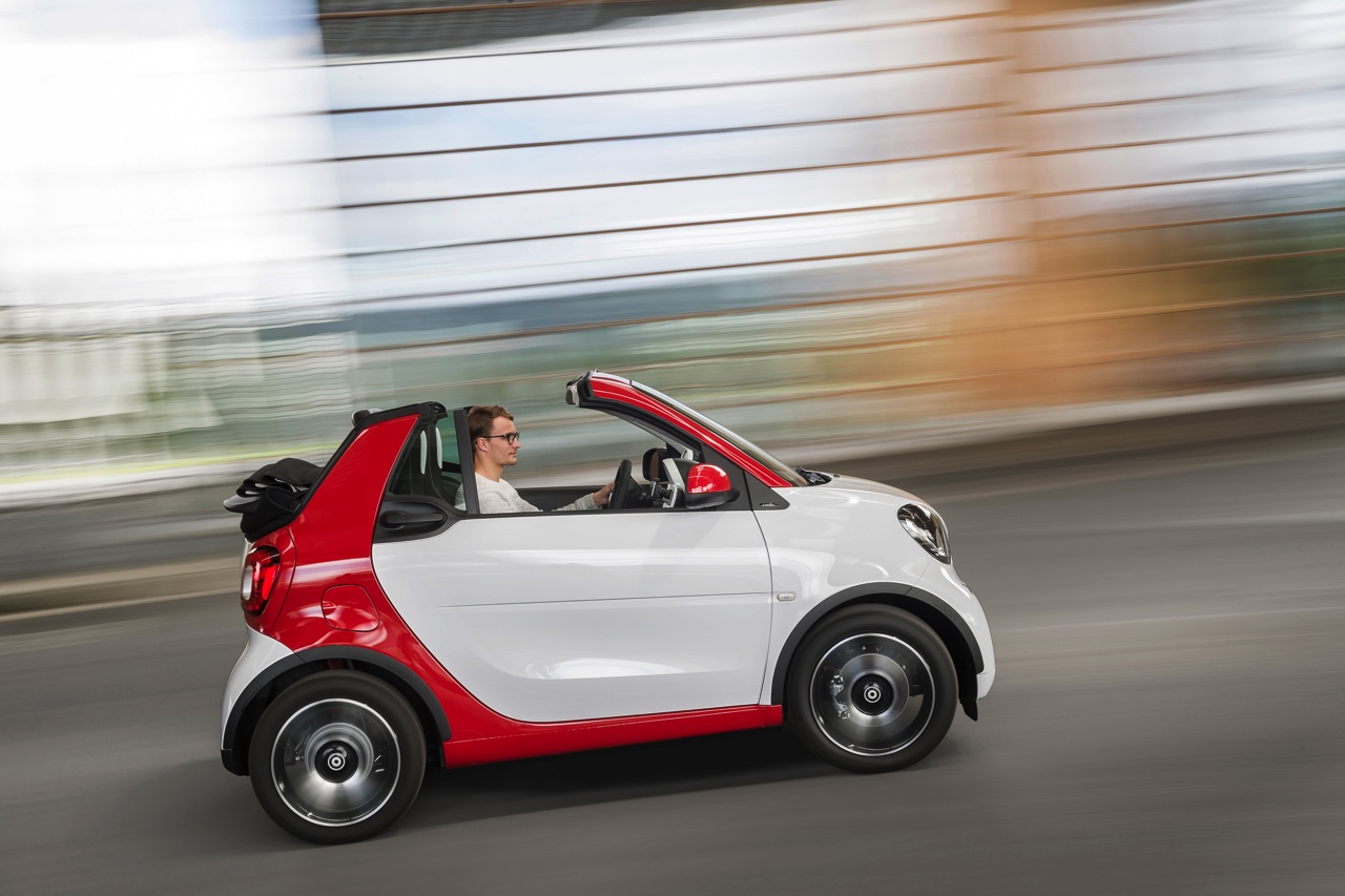 De nieuwe smart fortwo cabrio is een feit en gebouwd volgens het vertrouwde recept met stoffen dak en dakbalken.