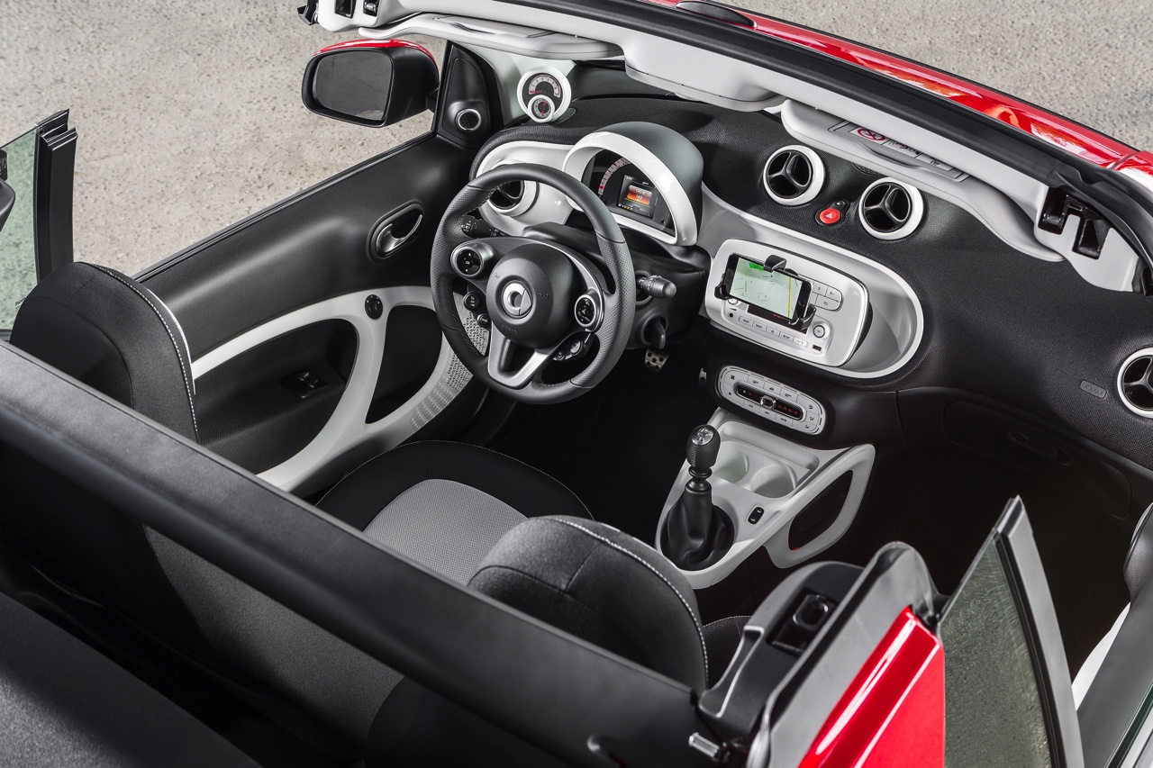 De nieuwe smart fortwo cabrio is een feit en gebouwd volgens het vertrouwde recept met stoffen dak en dakbalken.