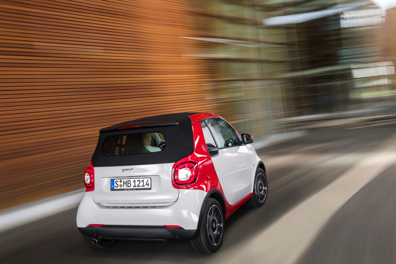 De nieuwe smart fortwo cabrio is een feit en gebouwd volgens het vertrouwde recept met stoffen dak en dakbalken.