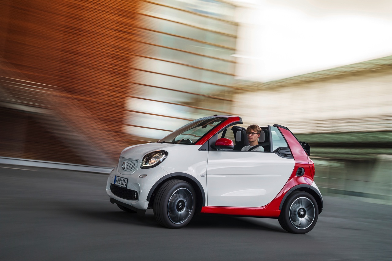 De nieuwe smart fortwo cabrio is een feit en gebouwd volgens het vertrouwde recept met stoffen dak en dakbalken.