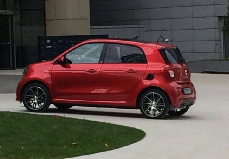 Smart fortwo en forfour BRABUS zijn helemaal af. De nieuwe 453-generatie mag rekenen op twee dubbele uitlaatpijpen en minimaal 110 pk. Het doet gaat er op de Autoshow van Peking af.