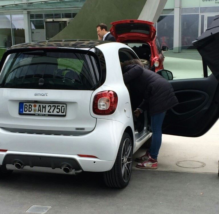 Smart fortwo en forfour BRABUS zijn helemaal af. De nieuwe 453-generatie mag rekenen op twee dubbele uitlaatpijpen en minimaal 110 pk. Het doet gaat er op de Autoshow van Peking af.