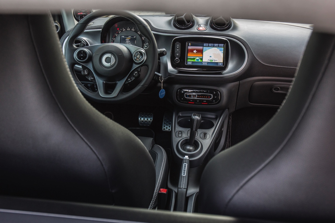Autotest nieuwe smart BRABUS fortwo en forfour. Het sportieve duo met 109 pk turbomotor en twinamic automaat heeft meer in hun mars dan ooit en we mochten er zelfs het circuit mee op.