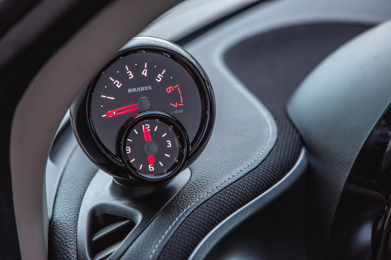 Autotest nieuwe smart BRABUS fortwo en forfour. Het sportieve duo met 109 pk turbomotor en twinamic automaat heeft meer in hun mars dan ooit en we mochten er zelfs het circuit mee op.