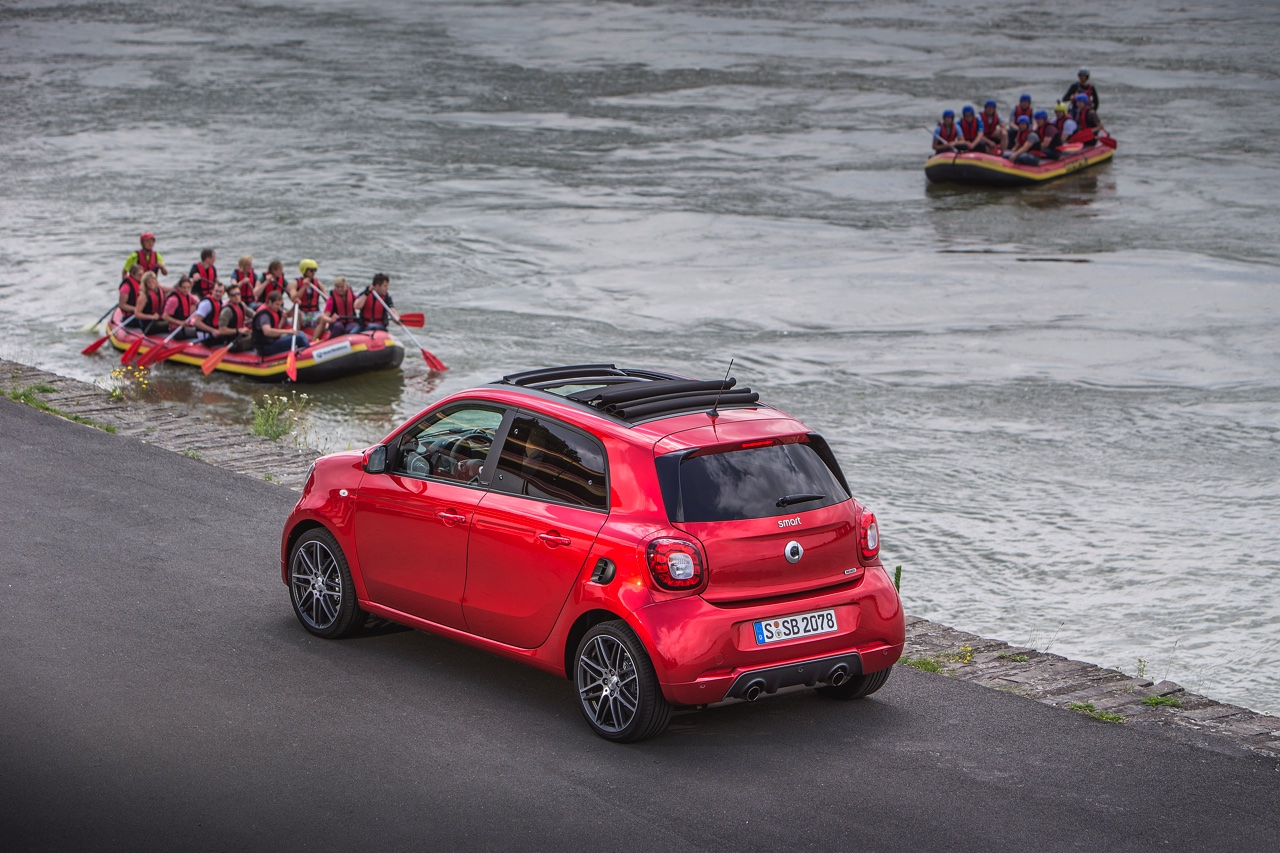 Autotest nieuwe smart BRABUS fortwo en forfour. Het sportieve duo met 109 pk turbomotor en twinamic automaat heeft meer in hun mars dan ooit en we mochten er zelfs het circuit mee op.
