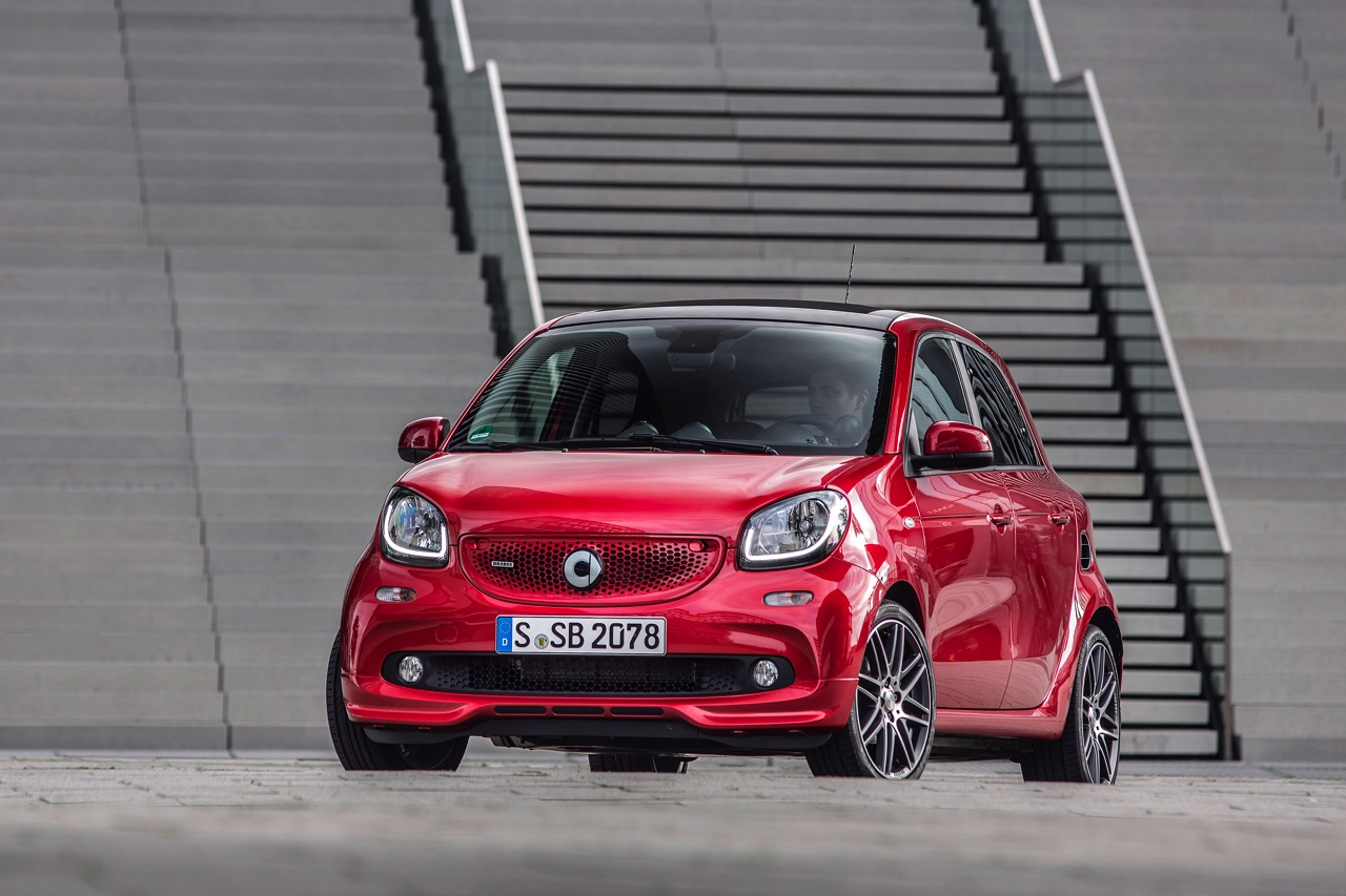 Autotest nieuwe smart BRABUS fortwo en forfour. Het sportieve duo met 109 pk turbomotor en twinamic automaat heeft meer in hun mars dan ooit en we mochten er zelfs het circuit mee op.