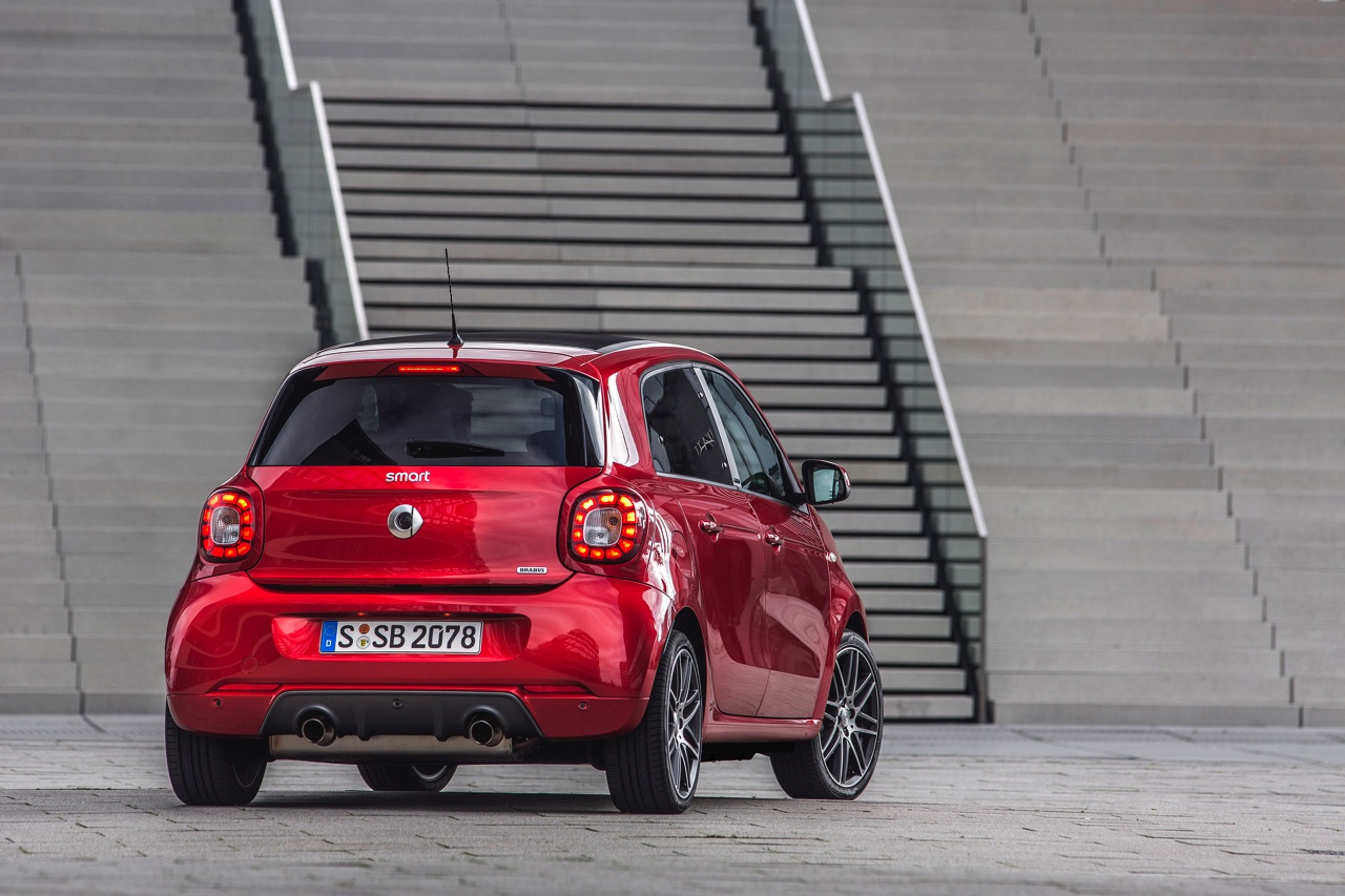 Autotest nieuwe smart BRABUS fortwo en forfour. Het sportieve duo met 109 pk turbomotor en twinamic automaat heeft meer in hun mars dan ooit en we mochten er zelfs het circuit mee op.