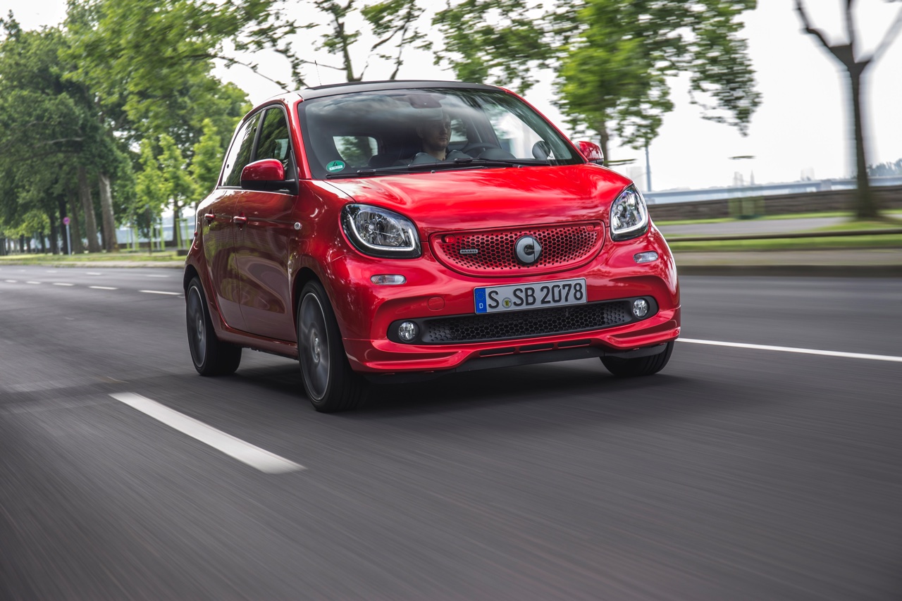 Autotest nieuwe smart BRABUS fortwo en forfour. Het sportieve duo met 109 pk turbomotor en twinamic automaat heeft meer in hun mars dan ooit en we mochten er zelfs het circuit mee op.