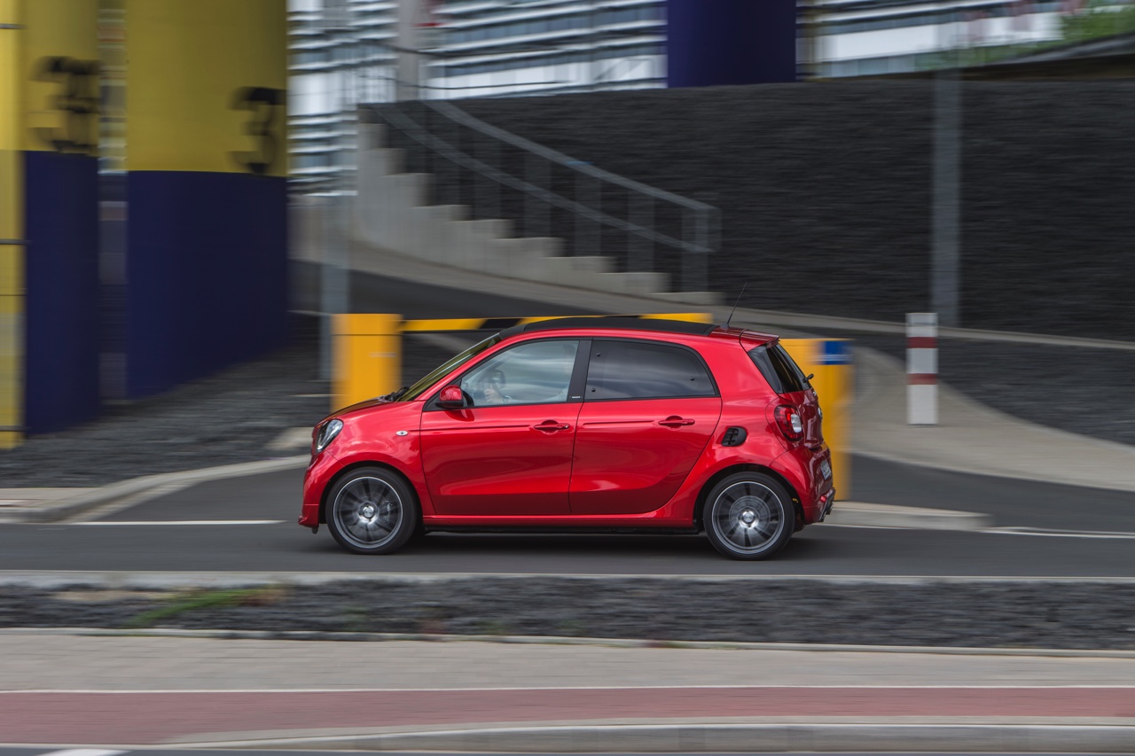 Autotest nieuwe smart BRABUS fortwo en forfour. Het sportieve duo met 109 pk turbomotor en twinamic automaat heeft meer in hun mars dan ooit en we mochten er zelfs het circuit mee op.