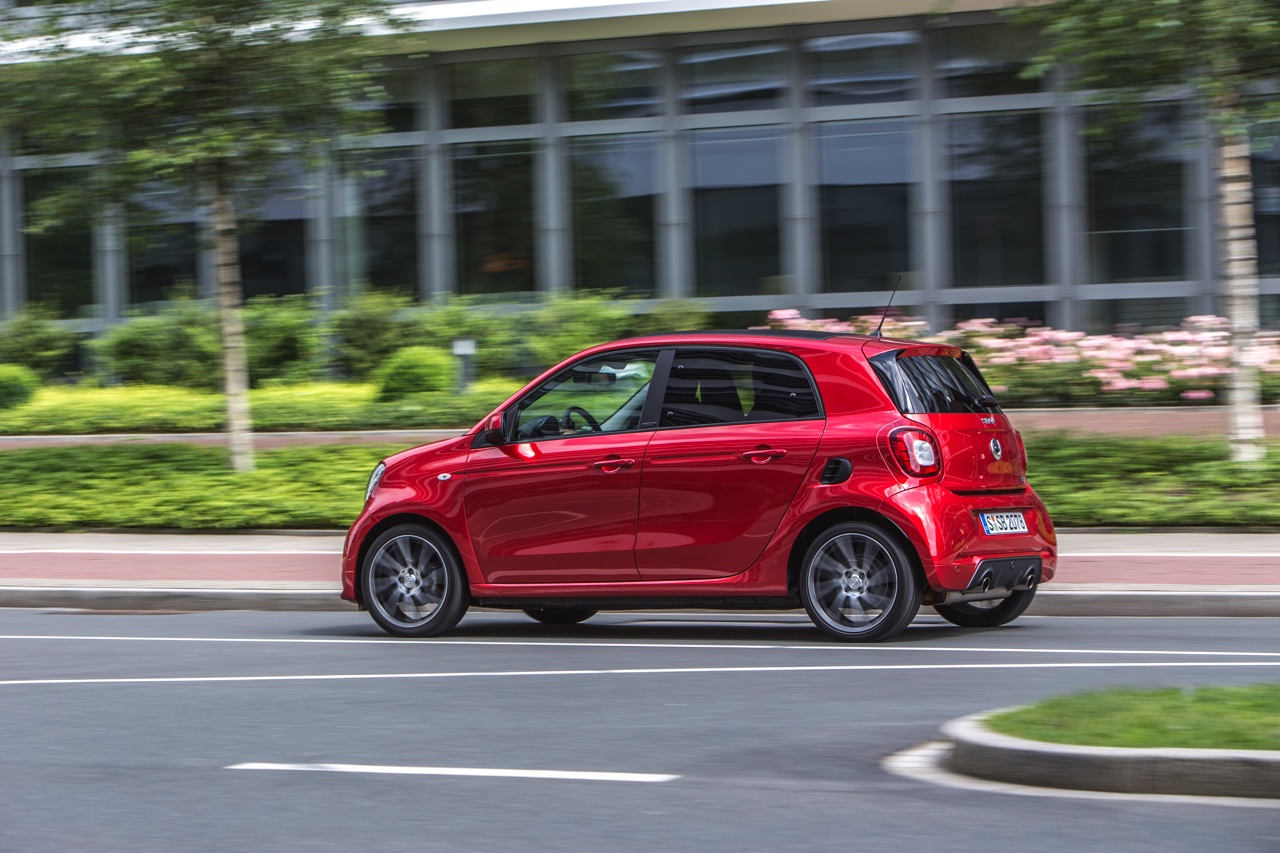 Autotest nieuwe smart BRABUS fortwo en forfour. Het sportieve duo met 109 pk turbomotor en twinamic automaat heeft meer in hun mars dan ooit en we mochten er zelfs het circuit mee op.