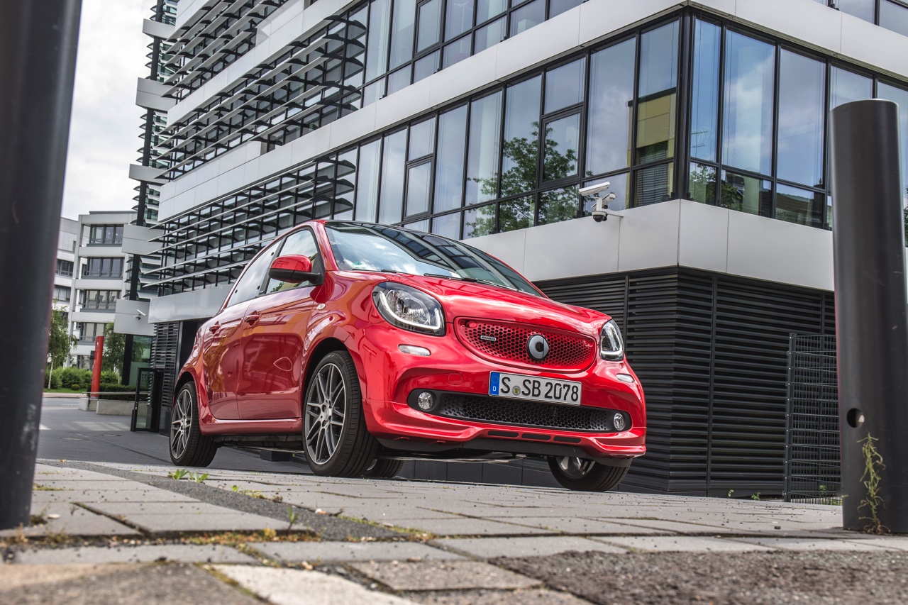Autotest nieuwe smart BRABUS fortwo en forfour. Het sportieve duo met 109 pk turbomotor en twinamic automaat heeft meer in hun mars dan ooit en we mochten er zelfs het circuit mee op.