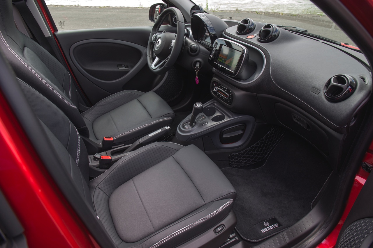 Autotest nieuwe smart BRABUS fortwo en forfour. Het sportieve duo met 109 pk turbomotor en twinamic automaat heeft meer in hun mars dan ooit en we mochten er zelfs het circuit mee op.