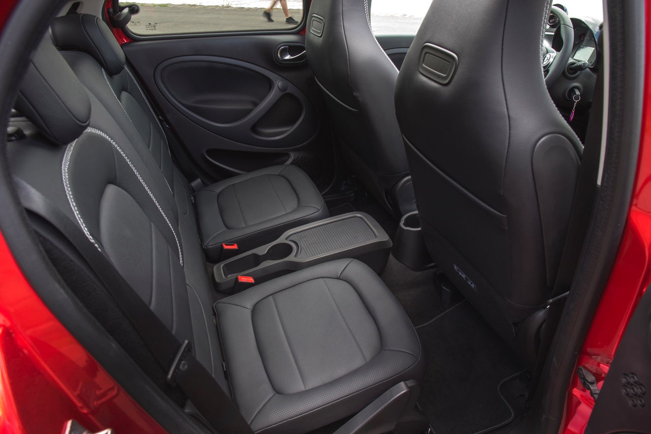 Autotest nieuwe smart BRABUS fortwo en forfour. Het sportieve duo met 109 pk turbomotor en twinamic automaat heeft meer in hun mars dan ooit en we mochten er zelfs het circuit mee op.