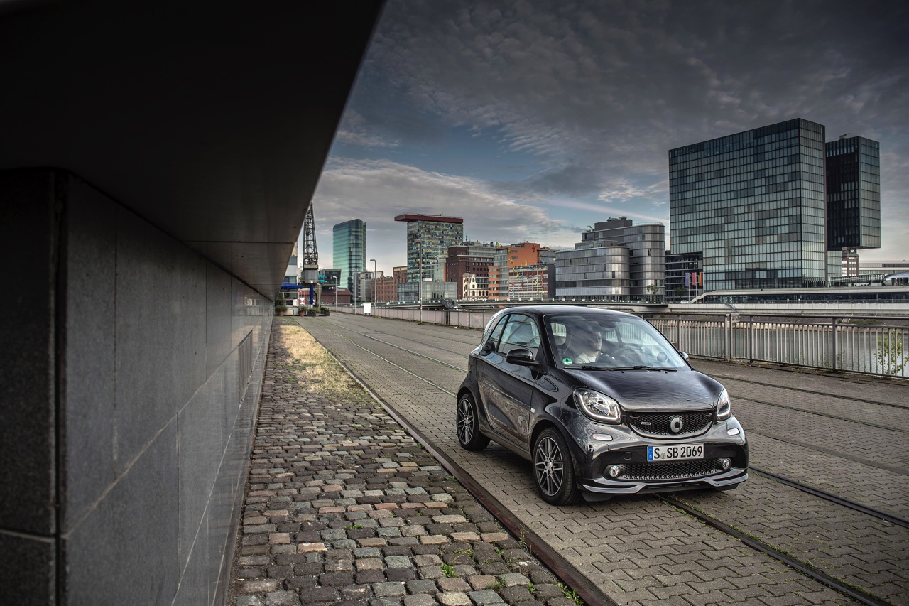 Autotest nieuwe smart BRABUS fortwo en forfour. Het sportieve duo met 109 pk turbomotor en twinamic automaat heeft meer in hun mars dan ooit en we mochten er zelfs het circuit mee op.