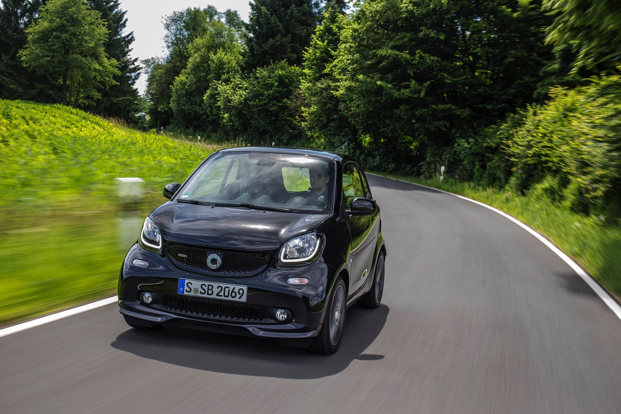 Autotest nieuwe smart BRABUS fortwo en forfour. Het sportieve duo met 109 pk turbomotor en twinamic automaat heeft meer in hun mars dan ooit en we mochten er zelfs het circuit mee op.