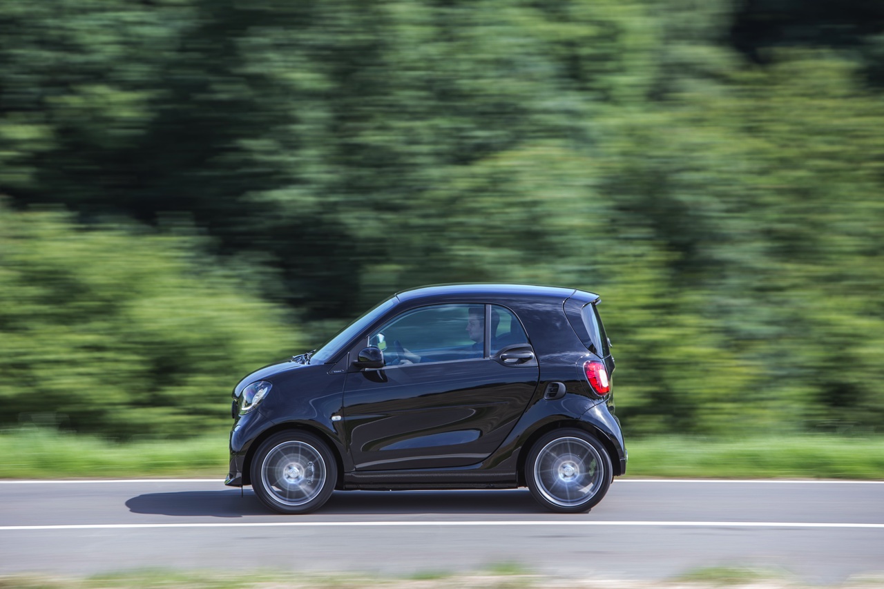 Autotest nieuwe smart BRABUS fortwo en forfour. Het sportieve duo met 109 pk turbomotor en twinamic automaat heeft meer in hun mars dan ooit en we mochten er zelfs het circuit mee op.