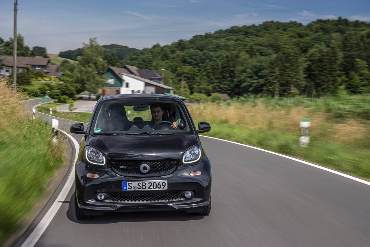 Autotest nieuwe smart BRABUS fortwo en forfour. Het sportieve duo met 109 pk turbomotor en twinamic automaat heeft meer in hun mars dan ooit en we mochten er zelfs het circuit mee op.
