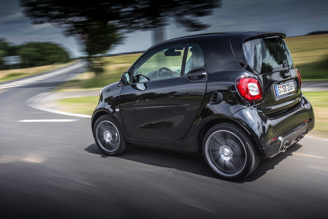 Autotest nieuwe smart BRABUS fortwo en forfour. Het sportieve duo met 109 pk turbomotor en twinamic automaat heeft meer in hun mars dan ooit en we mochten er zelfs het circuit mee op.