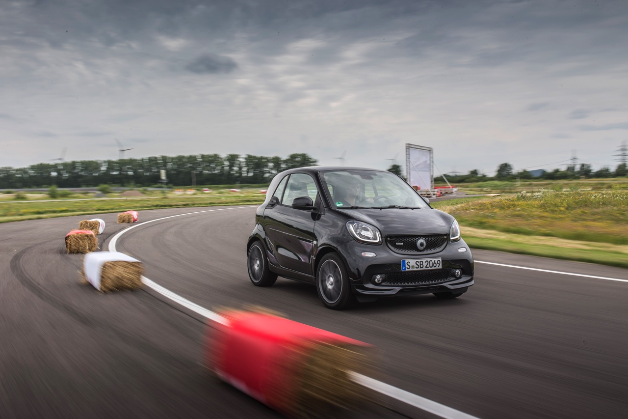 Autotest nieuwe smart BRABUS fortwo en forfour. Het sportieve duo met 109 pk turbomotor en twinamic automaat heeft meer in hun mars dan ooit en we mochten er zelfs het circuit mee op.