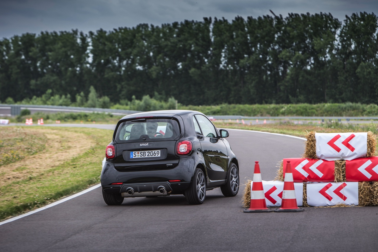 Autotest nieuwe smart BRABUS fortwo en forfour. Het sportieve duo met 109 pk turbomotor en twinamic automaat heeft meer in hun mars dan ooit en we mochten er zelfs het circuit mee op.