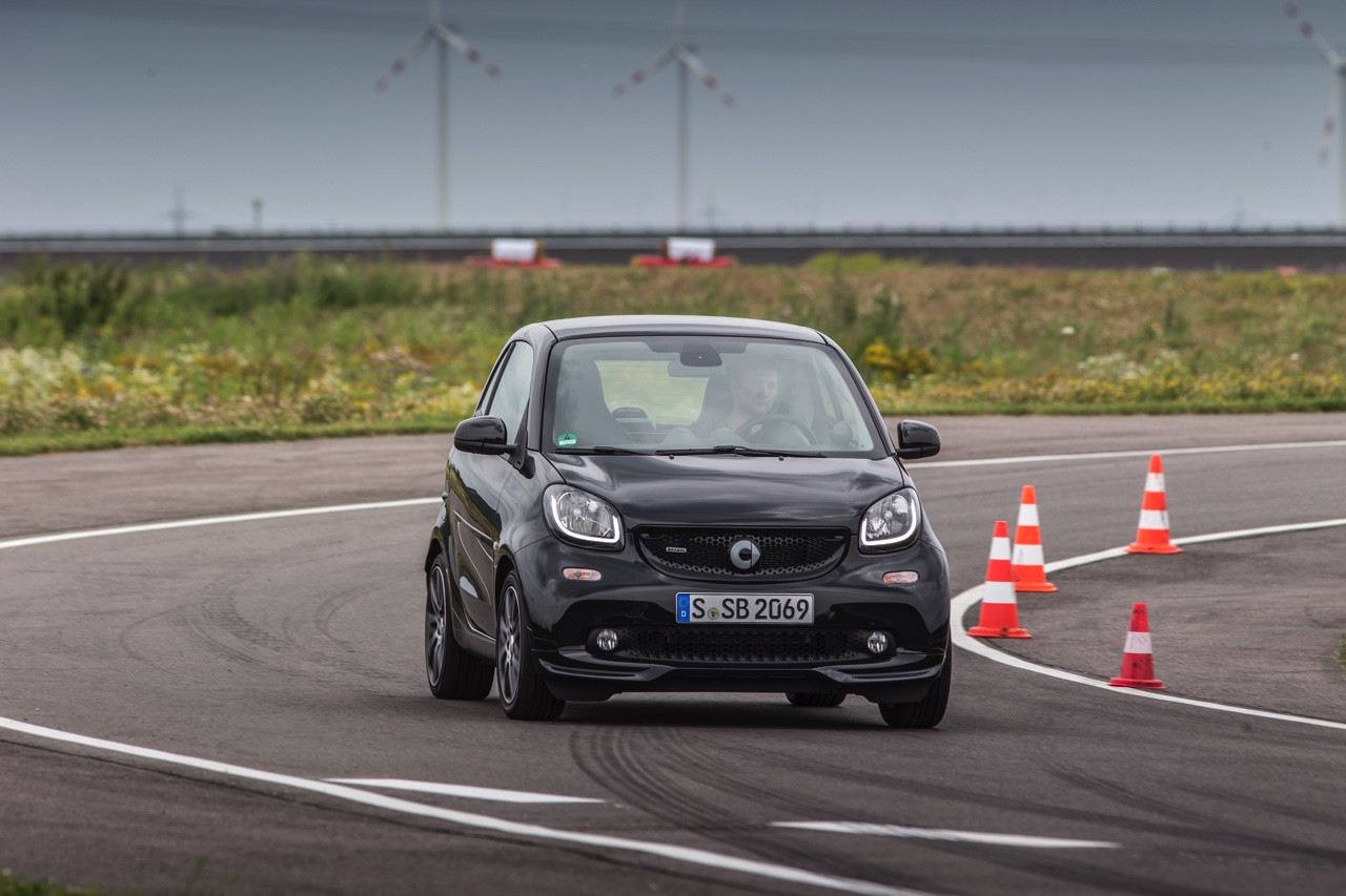 Autotest nieuwe smart BRABUS fortwo en forfour. Het sportieve duo met 109 pk turbomotor en twinamic automaat heeft meer in hun mars dan ooit en we mochten er zelfs het circuit mee op.