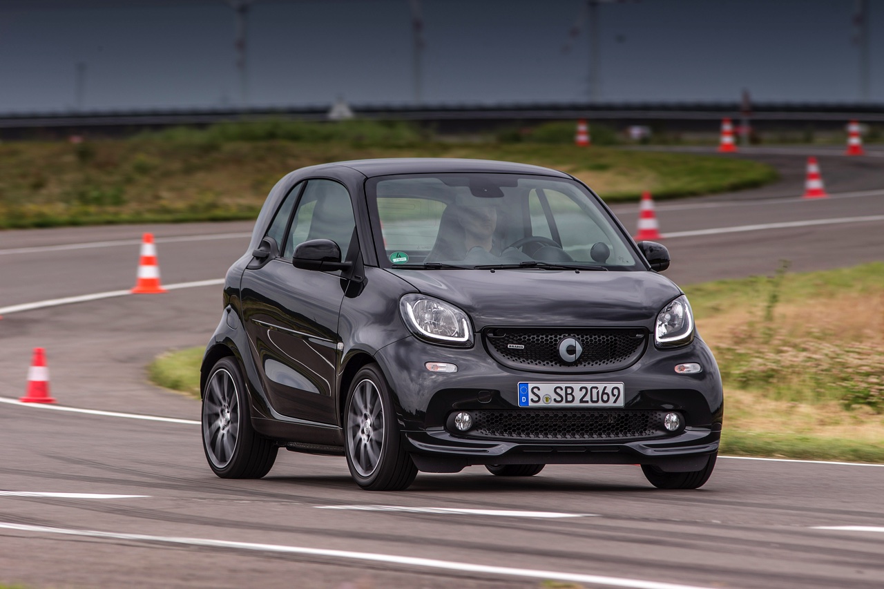Autotest nieuwe smart BRABUS fortwo en forfour. Het sportieve duo met 109 pk turbomotor en twinamic automaat heeft meer in hun mars dan ooit en we mochten er zelfs het circuit mee op.