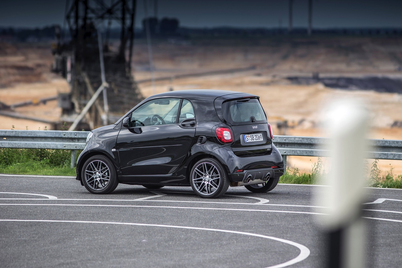 Autotest nieuwe smart BRABUS fortwo en forfour. Het sportieve duo met 109 pk turbomotor en twinamic automaat heeft meer in hun mars dan ooit en we mochten er zelfs het circuit mee op.
