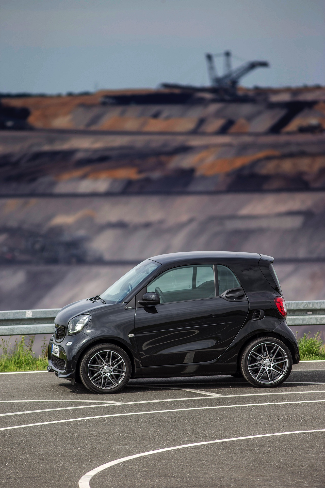 Autotest nieuwe smart BRABUS fortwo en forfour. Het sportieve duo met 109 pk turbomotor en twinamic automaat heeft meer in hun mars dan ooit en we mochten er zelfs het circuit mee op.