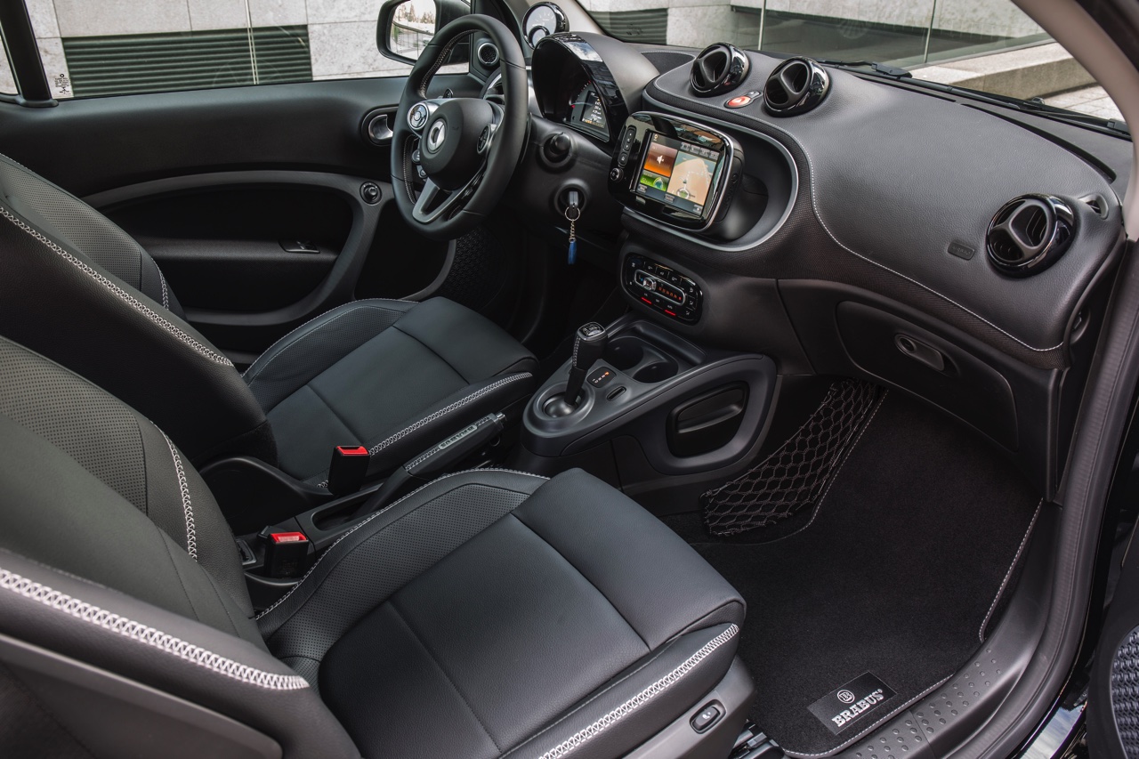 Autotest nieuwe smart BRABUS fortwo en forfour. Het sportieve duo met 109 pk turbomotor en twinamic automaat heeft meer in hun mars dan ooit en we mochten er zelfs het circuit mee op.