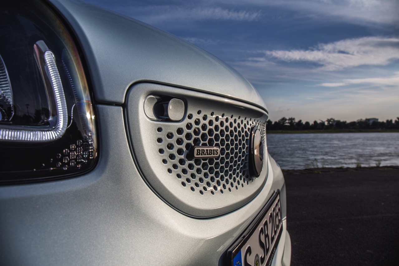 Autotest nieuwe smart BRABUS fortwo en forfour. Het sportieve duo met 109 pk turbomotor en twinamic automaat heeft meer in hun mars dan ooit en we mochten er zelfs het circuit mee op.