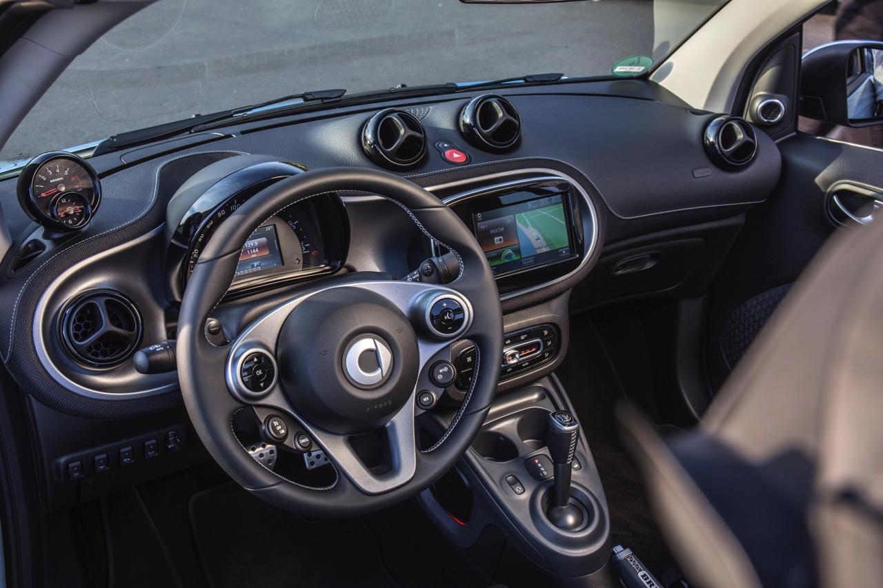 Autotest nieuwe smart BRABUS fortwo en forfour. Het sportieve duo met 109 pk turbomotor en twinamic automaat heeft meer in hun mars dan ooit en we mochten er zelfs het circuit mee op.