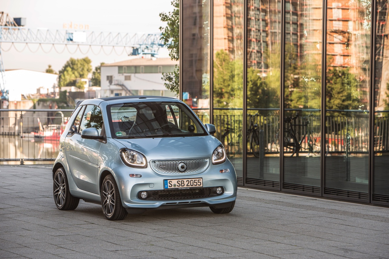 Autotest nieuwe smart BRABUS fortwo en forfour. Het sportieve duo met 109 pk turbomotor en twinamic automaat heeft meer in hun mars dan ooit en we mochten er zelfs het circuit mee op.